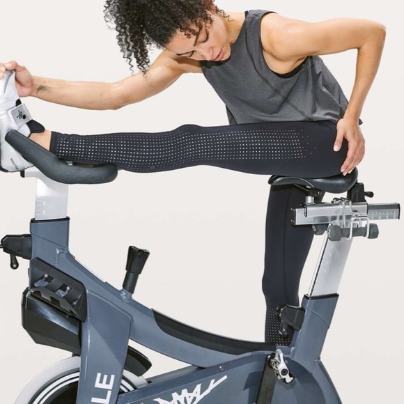 LULULEMON X soulcycle ride & reflect tight 28” size 4 - Picture 2 of 13